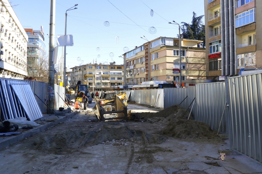 До края на седмицата полагат новата канализация пред Съдебната палата във Велико Търново